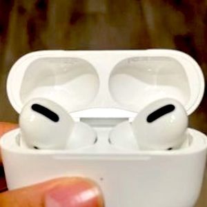 AirPods Pro with MagSafe Wireless Charging Case - White.
